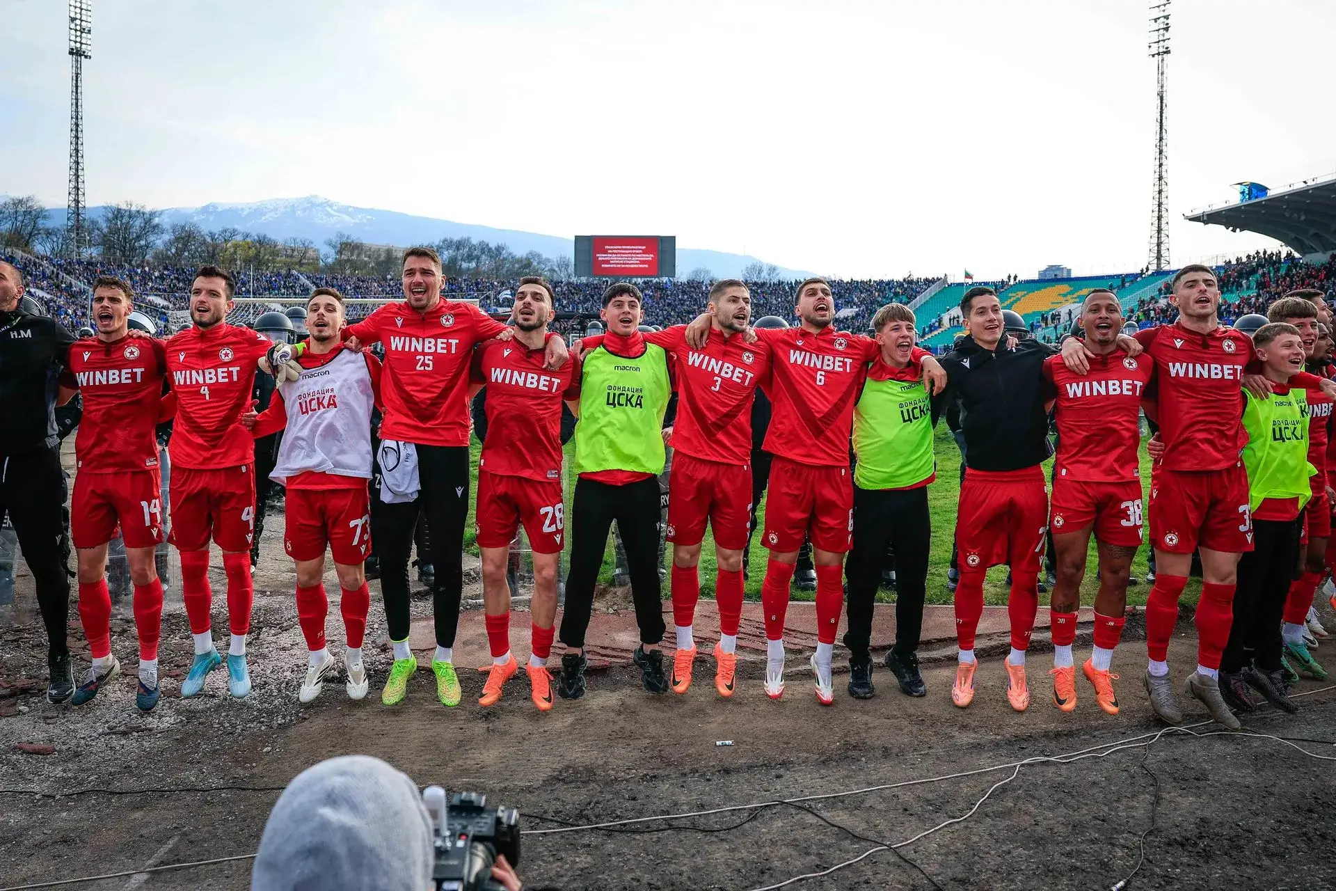 ЦСКА, отбор и фенове пеят заедно