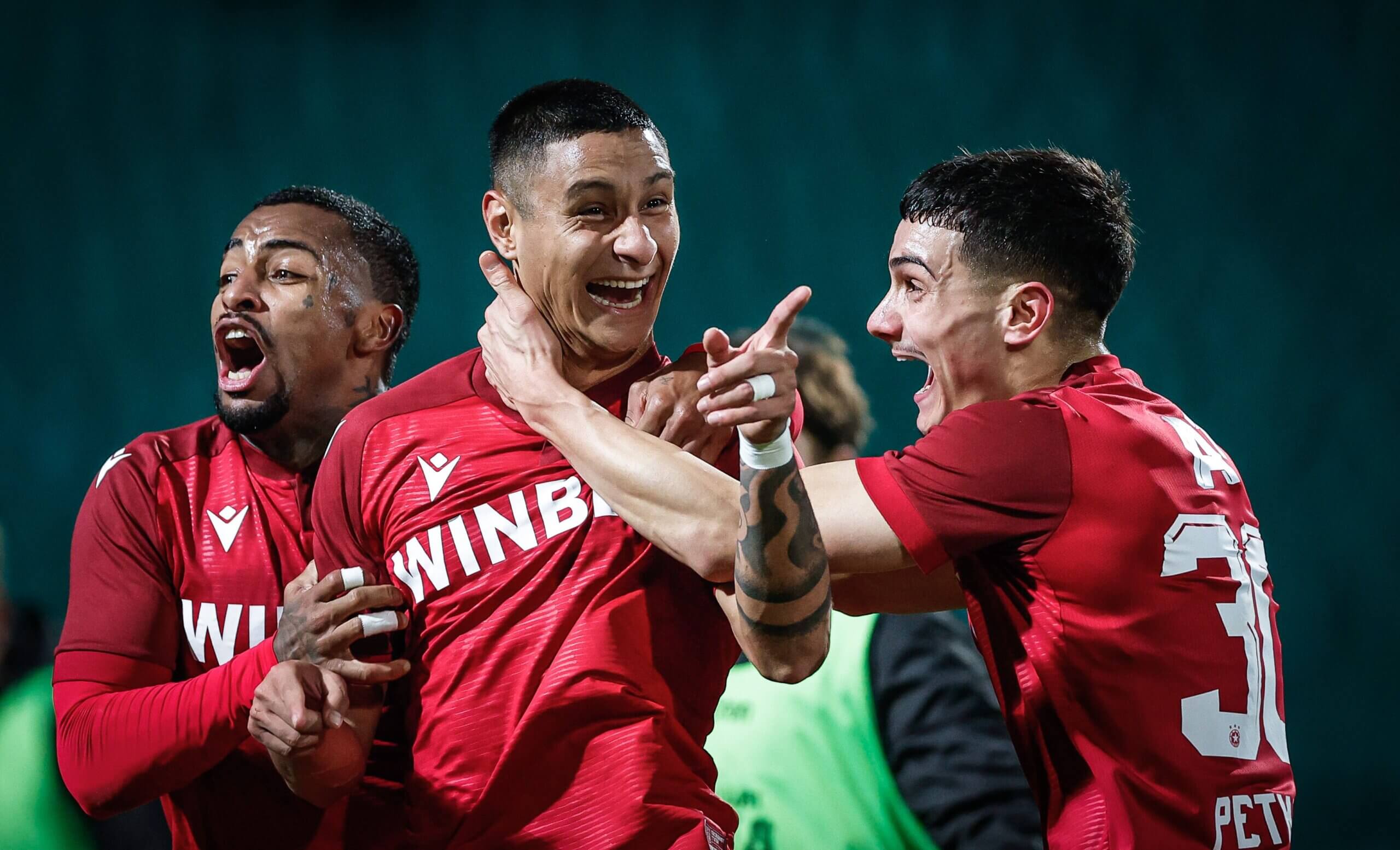 Пастор се радва с Леандро Годой и Петко Панайотов