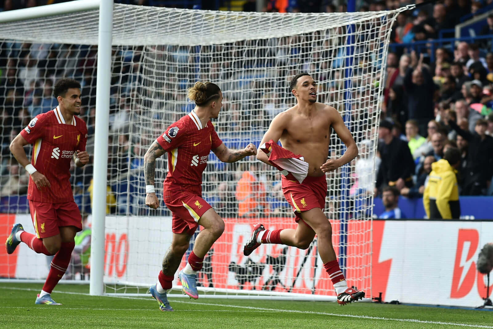 Alexander-Arnold (Liverpool) celebra un gol