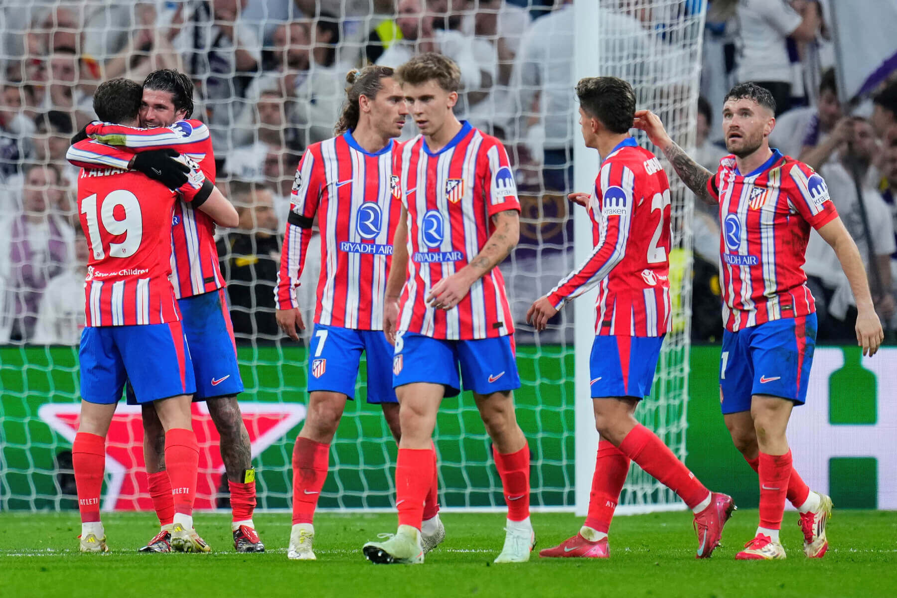 Jogadores do Atlético de Madrid comemoram gol de Julian Alvarez