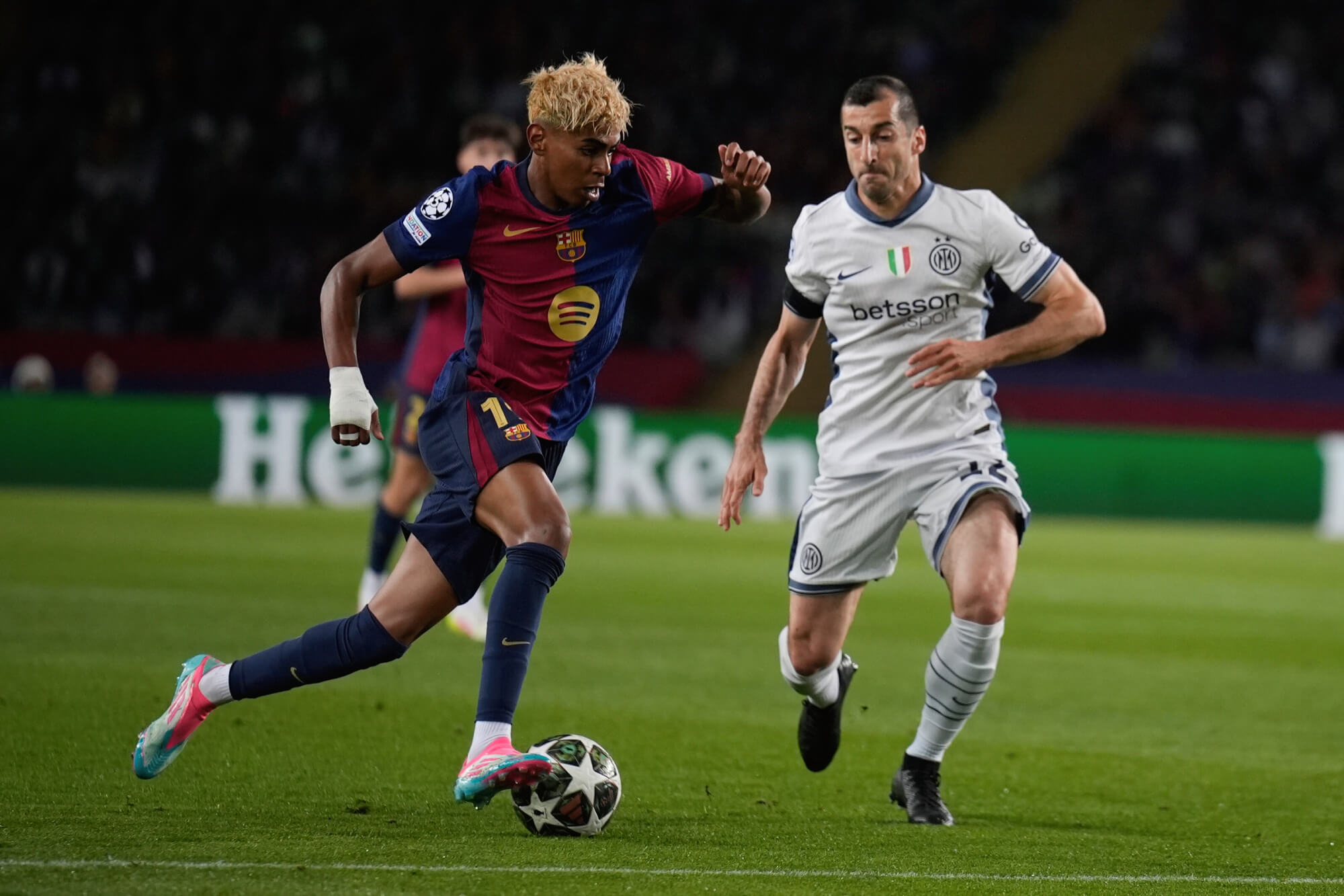 Barcelona vs Inter, Lamine Yamal contra Henrikh Mkhitaryan