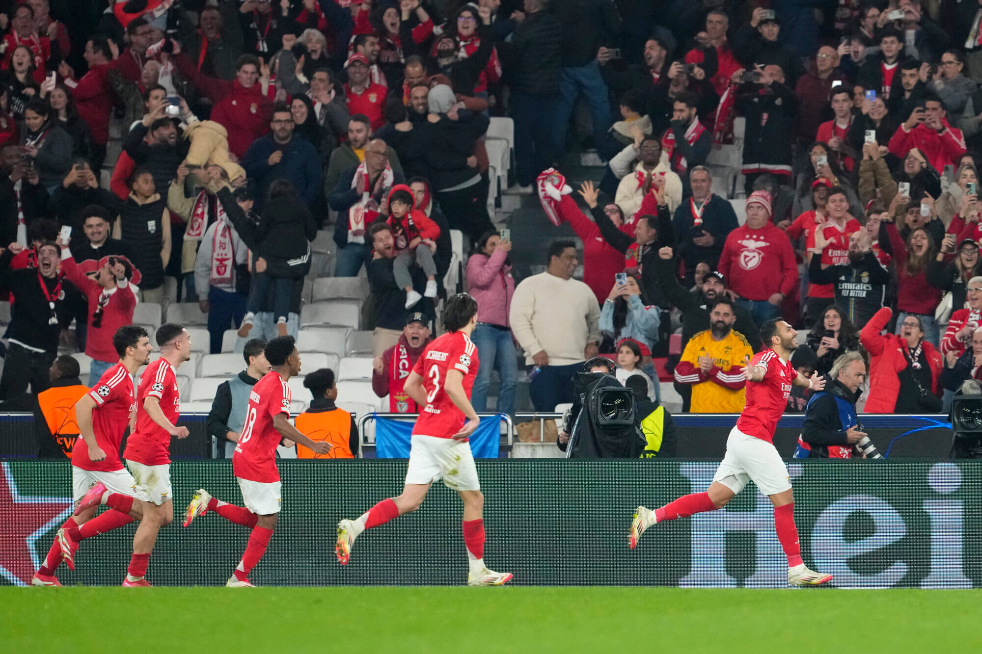 Los jugadores del Benfica celebran un gol