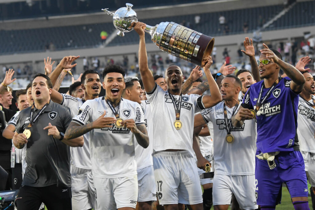 Botafogo com a taça da Copa Libertadores