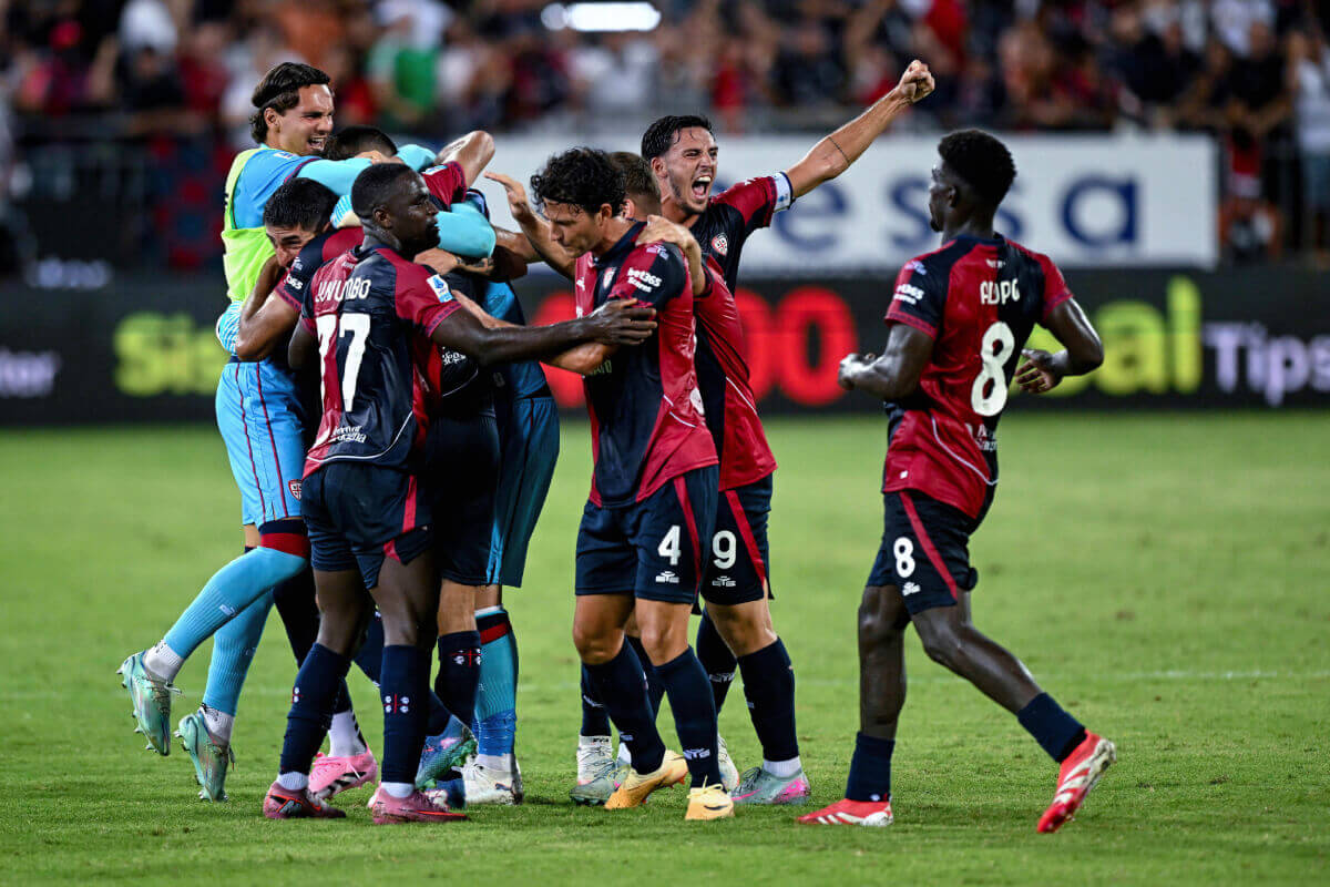 I giocatori del Cagliari festeggiano un gol