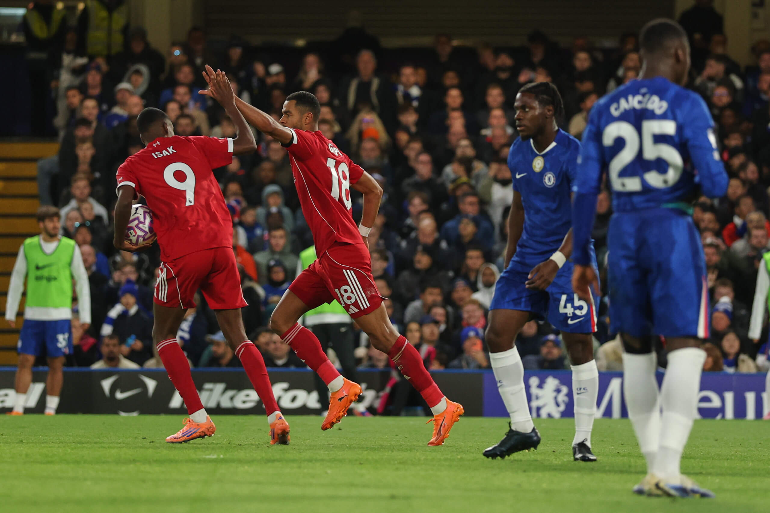 Александър Исак и Коди Гакпо