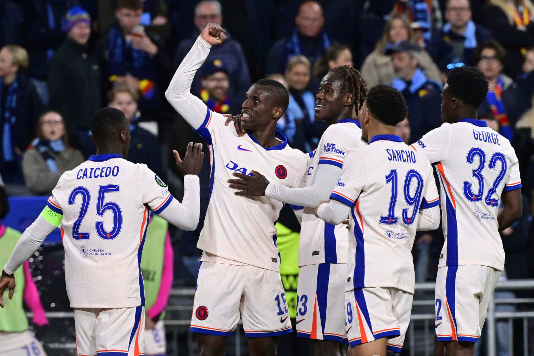 Los jugadores del Chelsea celebran un gol