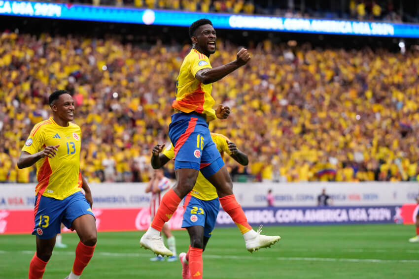 Jogadores da Colômbia comemoram gol na Copa América 2024