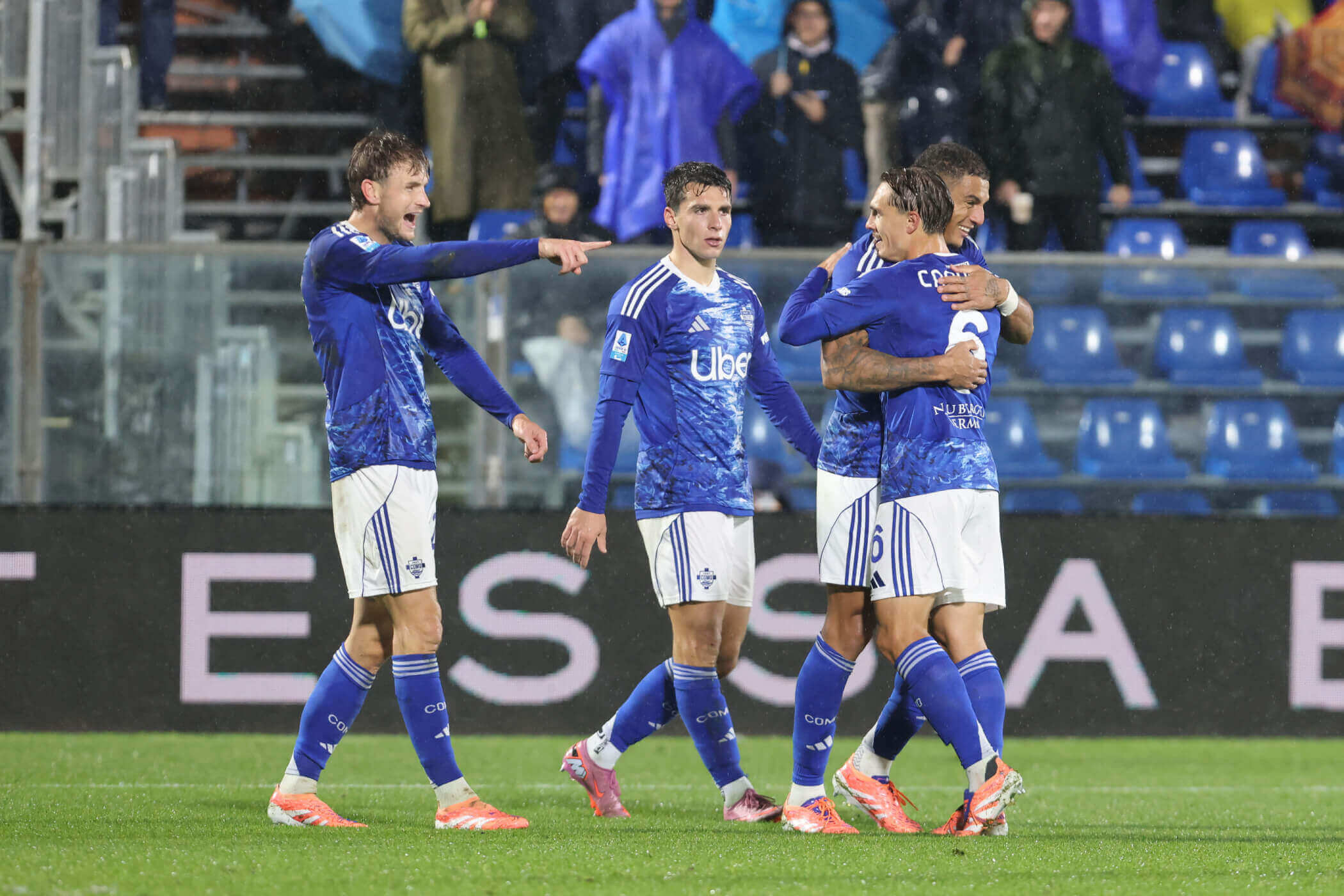 I giocatori del Como festeggiano un gol