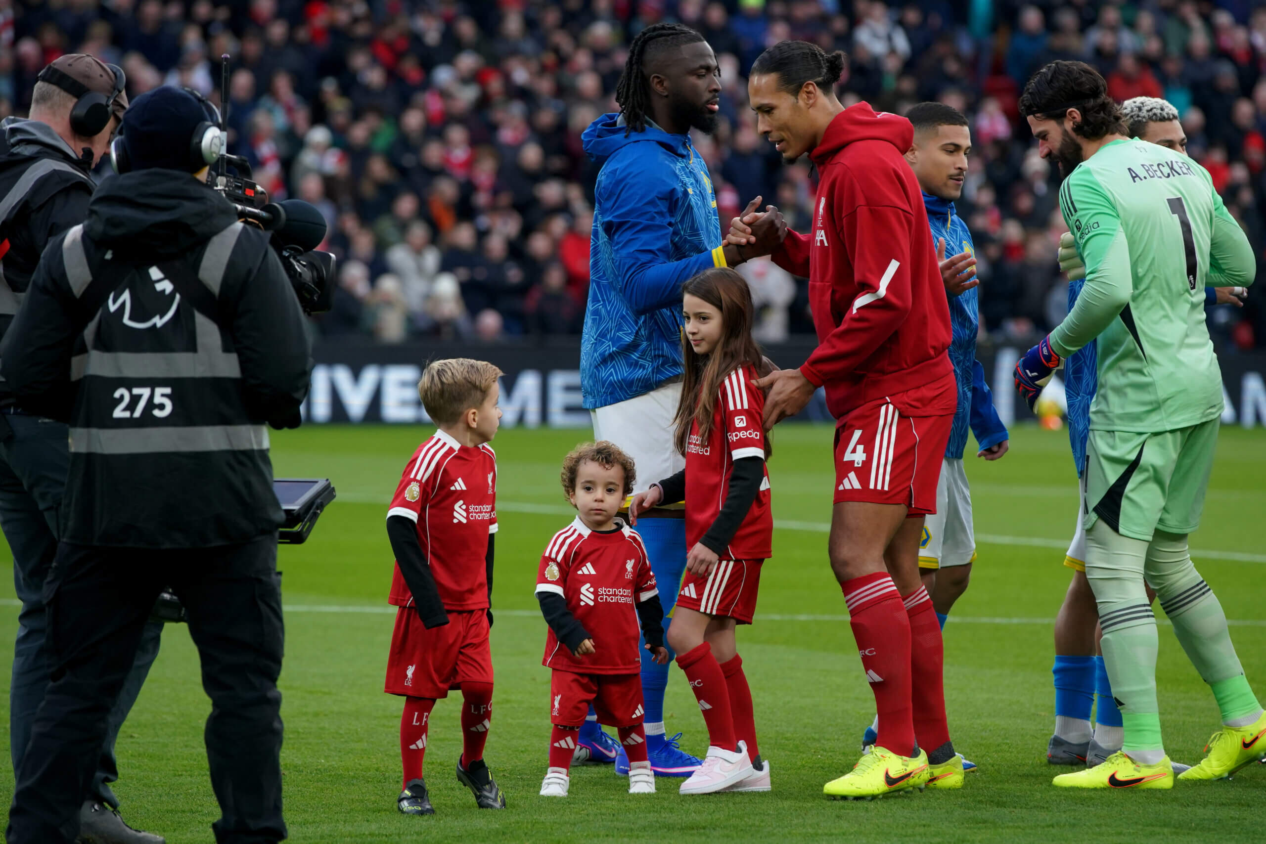 Върджил ван Дайк с децата на покойния Диого Жота