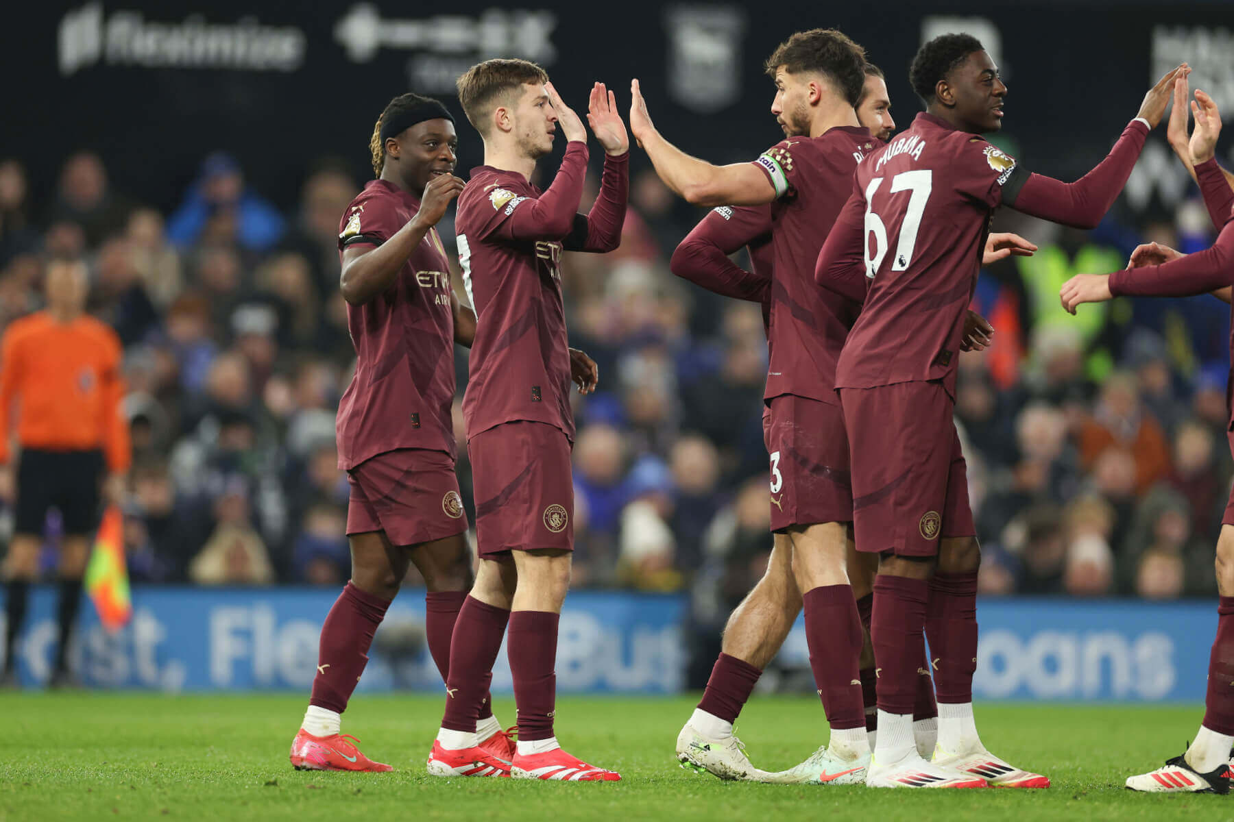 Jogadores do Manchester City comemoram um gol