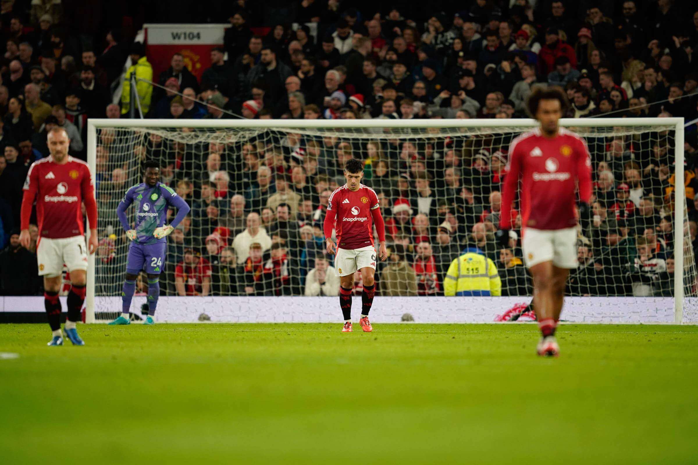 Jogadores do Manchester United: Lisandro Martínez, Onana, Zirkzee