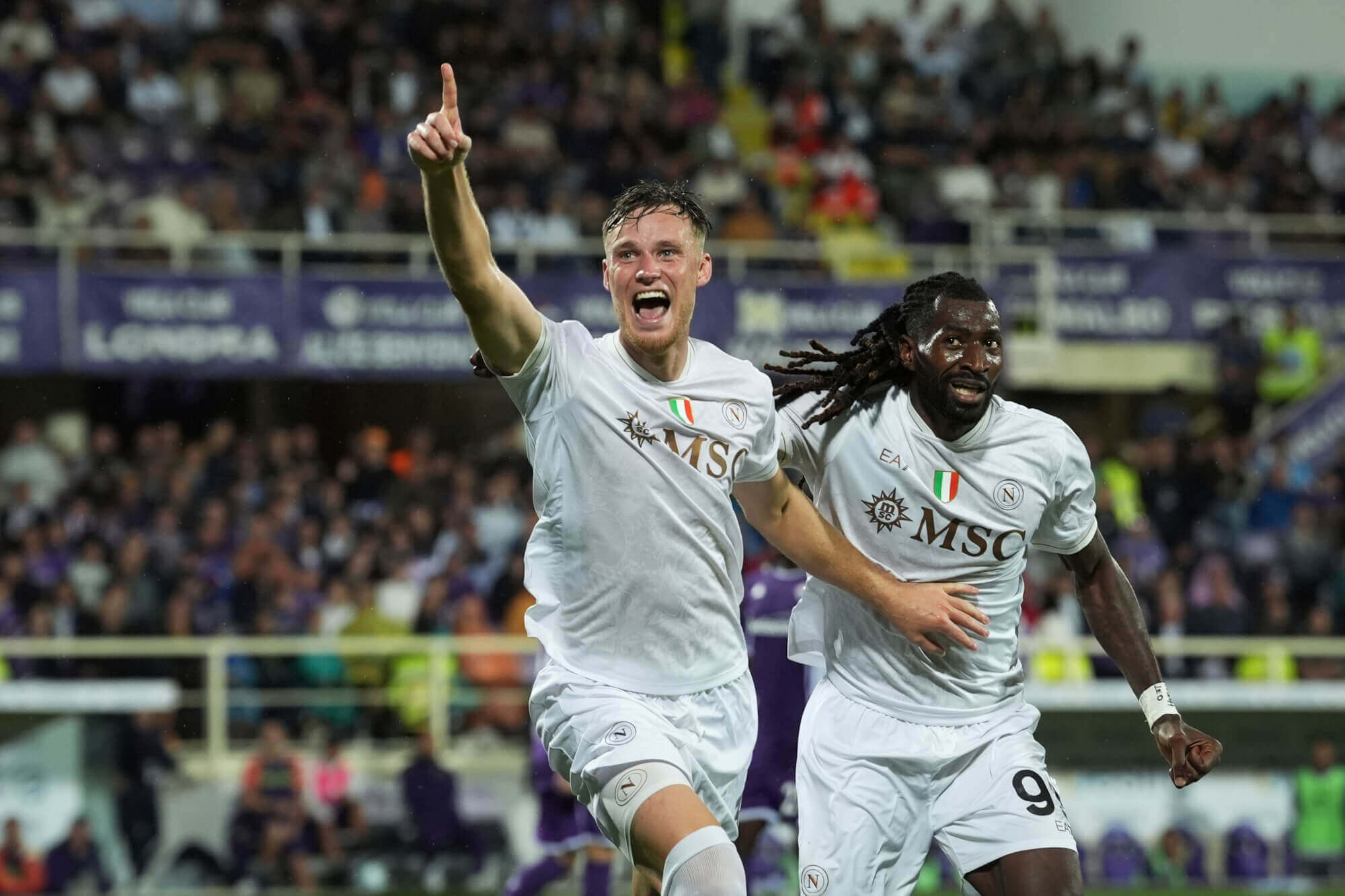 I giocatori del Napoli festeggiano un gol