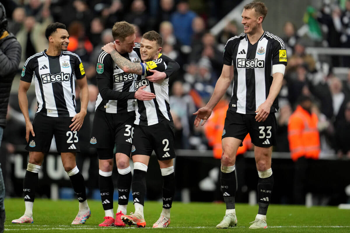 Jogadores do Newcastle comemoram gol