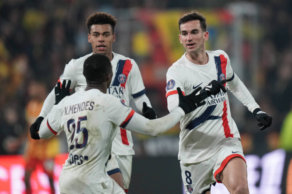 Jogadores do PSG comemoram um gol