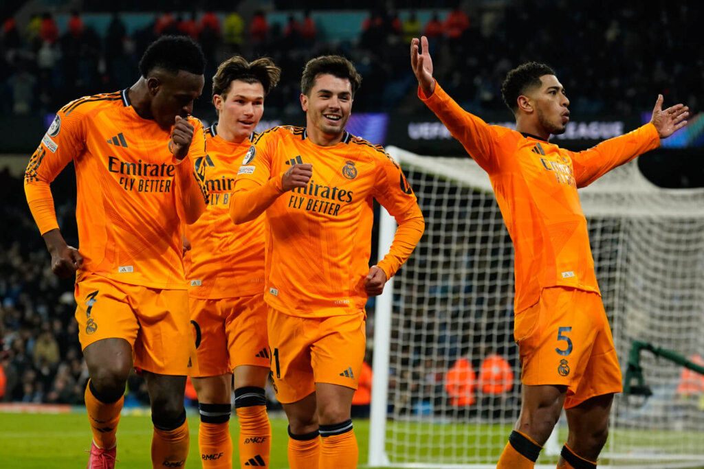 Los jugadores del Real Madrid celebran un gol de Jude Bellingham