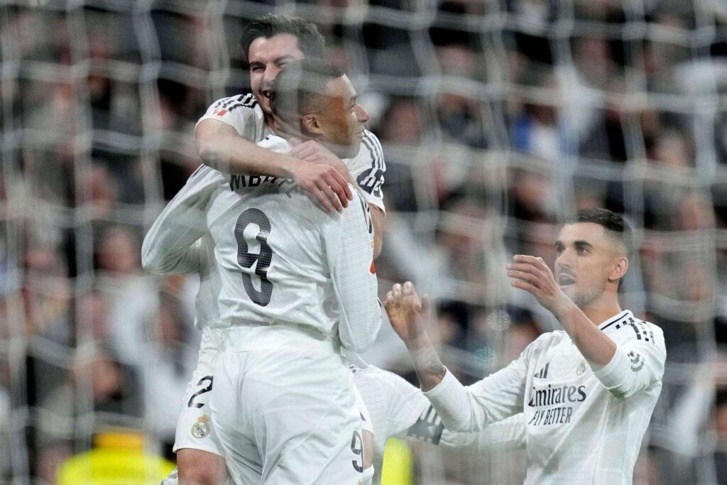 Los jugadores del real madrid celebran un gol (Mbappe)