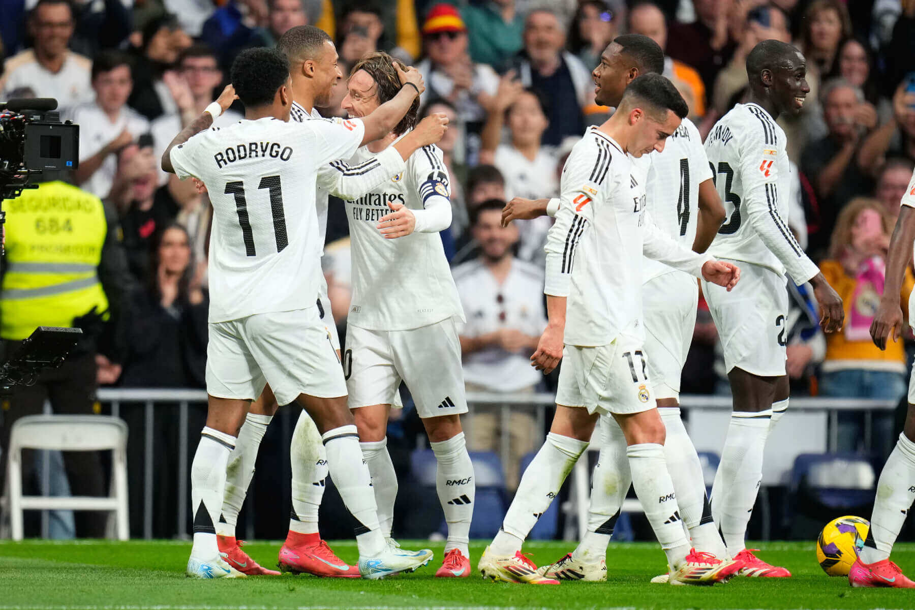 Jogadores do Real Madrid comemorando um gol