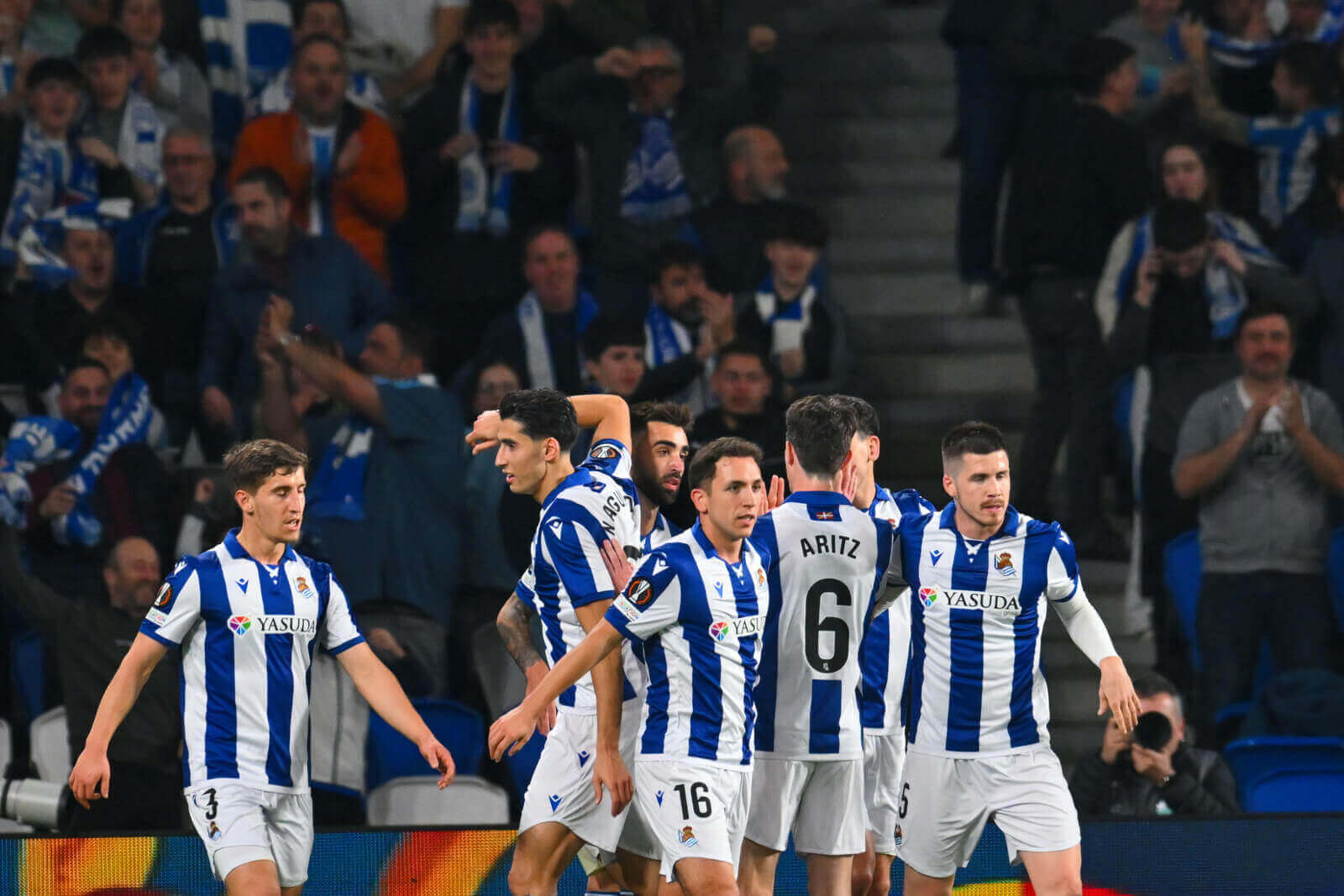 Los jugadores de la Real Sociedad celebran un gol