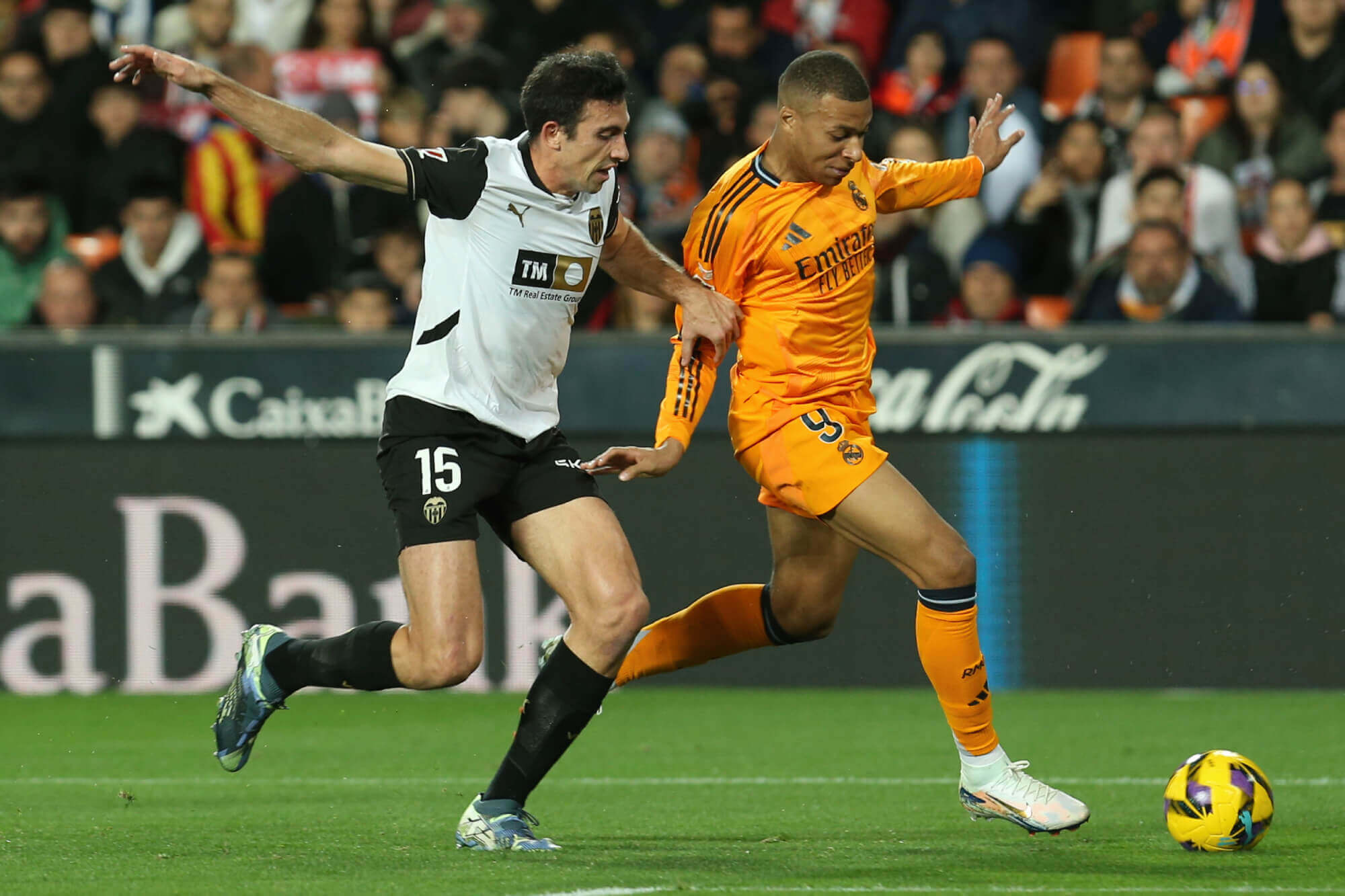 César Tárrega vs Kylian Mbappé
