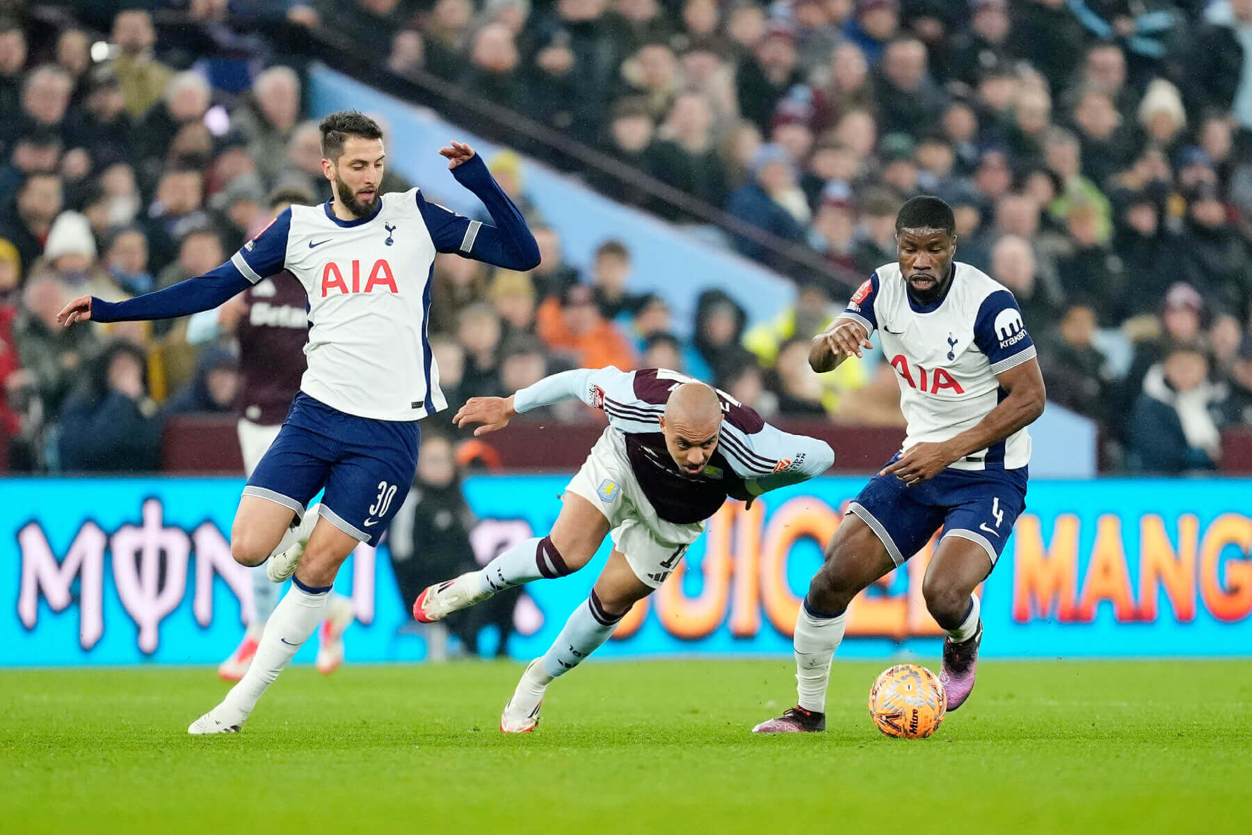 jogadores do Tottenham vs Aston Villa