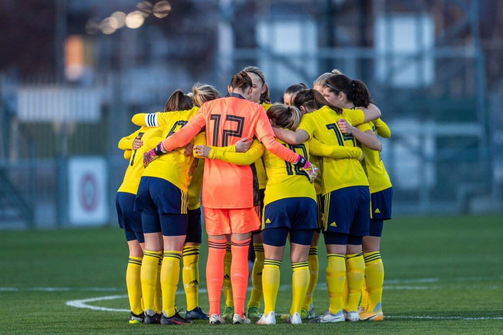 Top Countries With the Most Women that Play Football from Time to Time