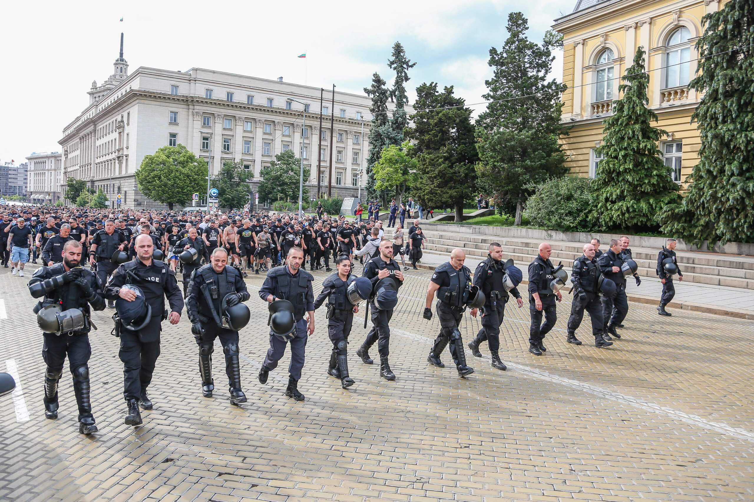 Шествието на феновете на Левски преди дербито с ЦСКА