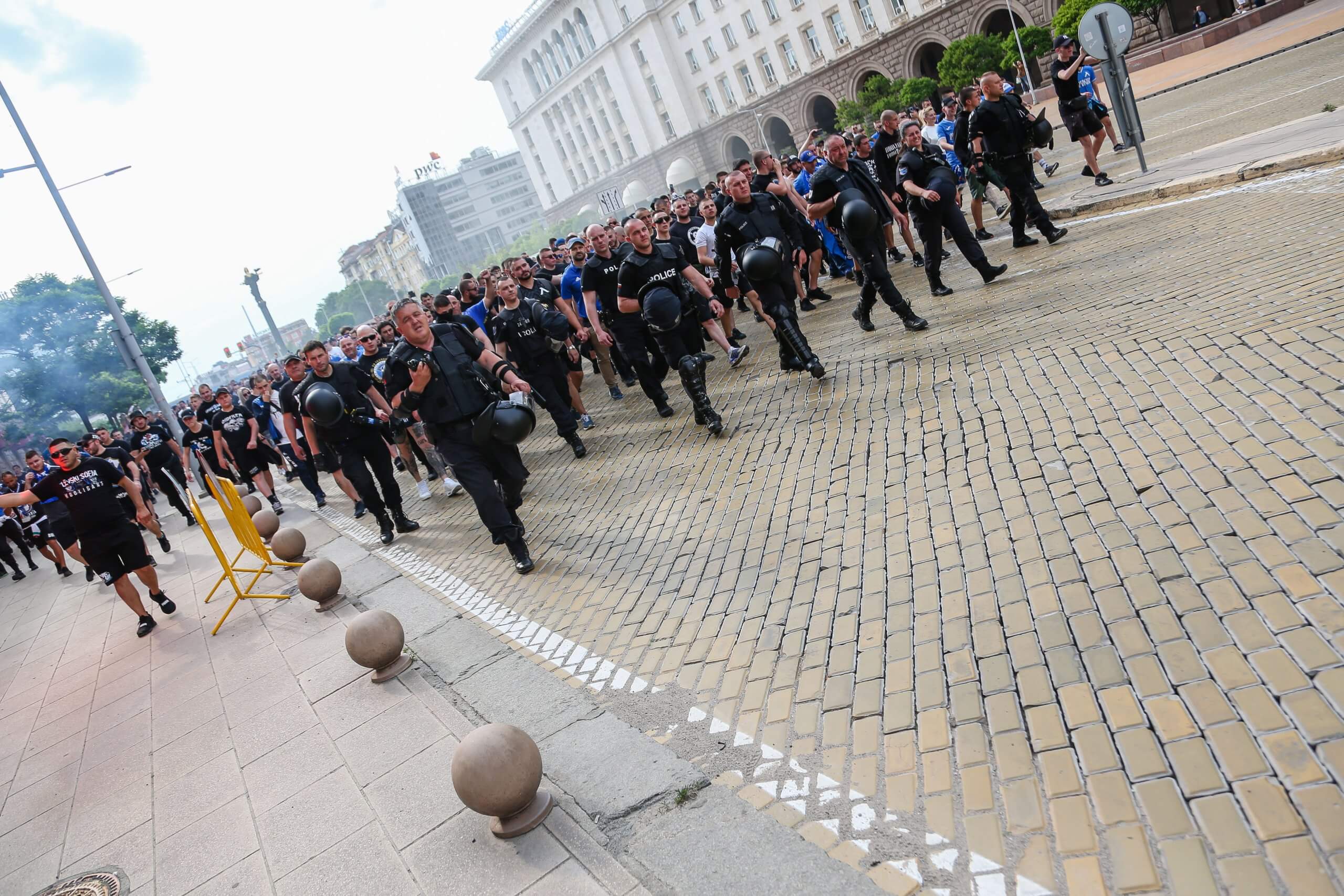 Шествието на феновете на Левски преди дербито с ЦСКА