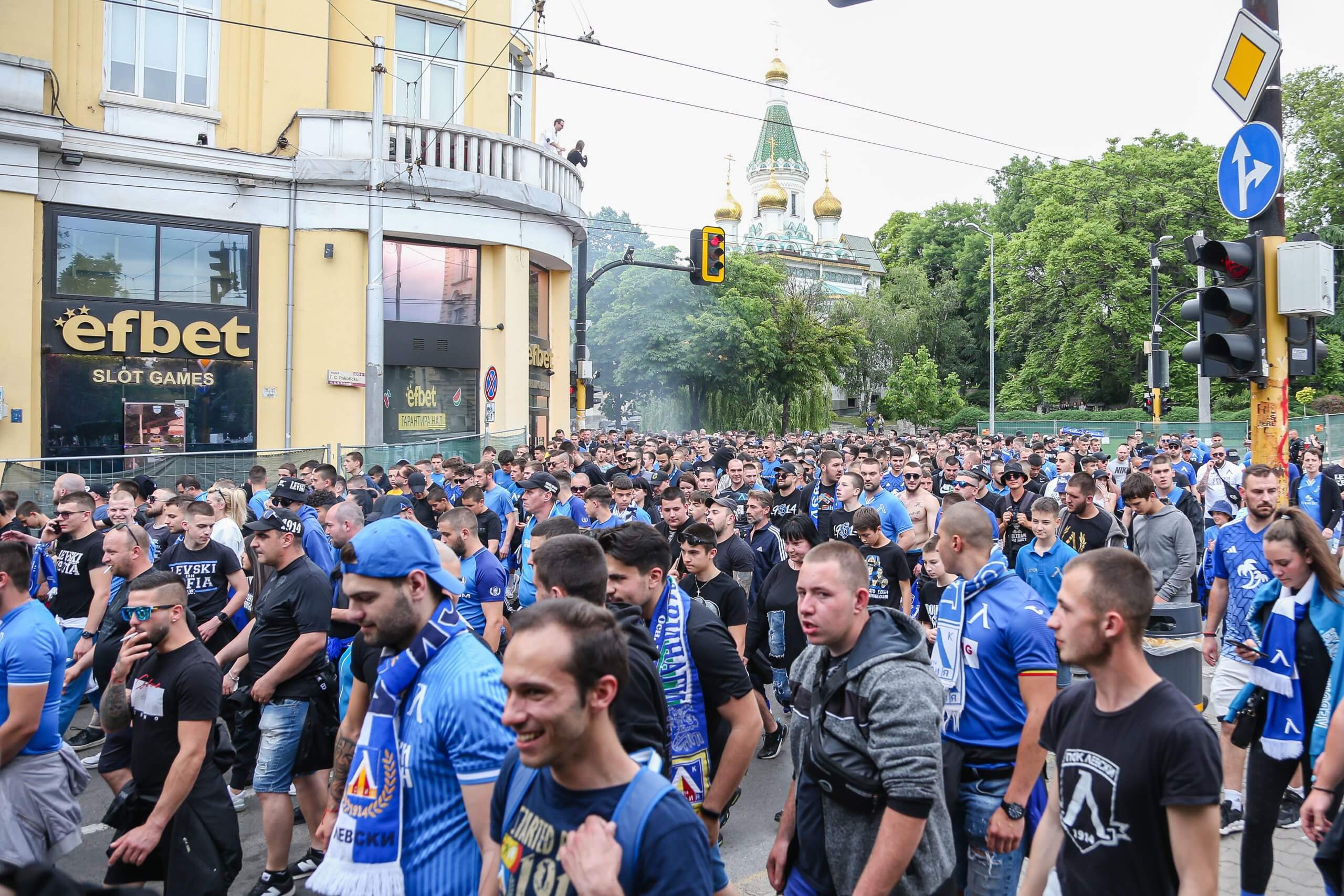 Шествието на феновете на Левски преди дербито с ЦСКА