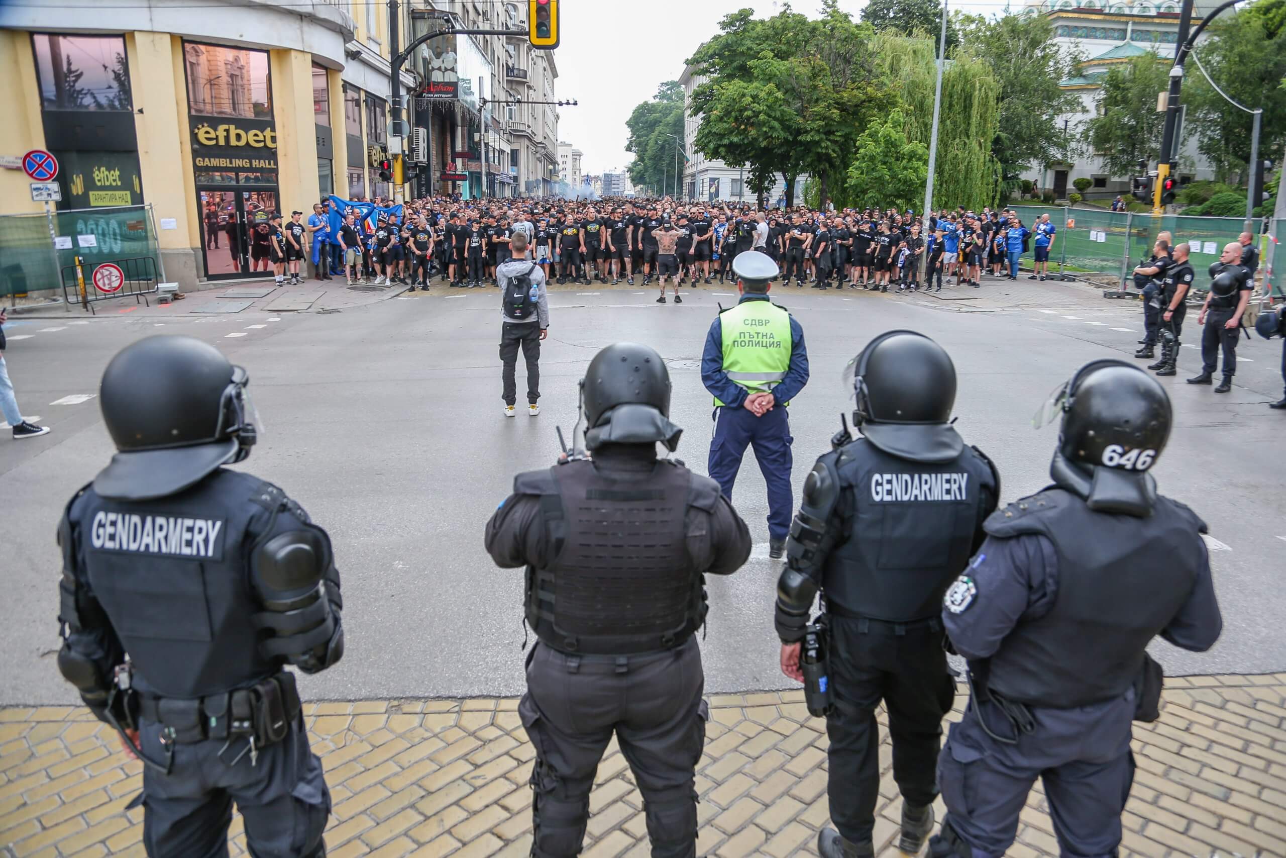 Шествието на феновете на Левски преди дербито с ЦСКА